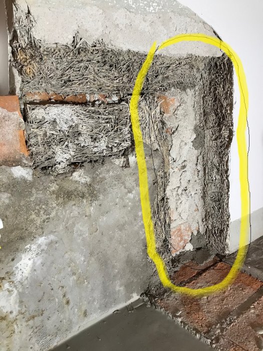Yttervägg utan isolering markerad med gult, synliga strån och murbruk.