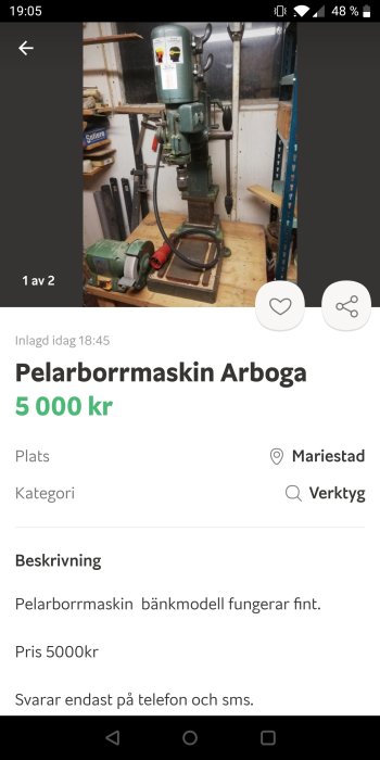 Pelarborrmaskin av märket Arboga i en verkstadsinredning, till salu för 5000 kr.