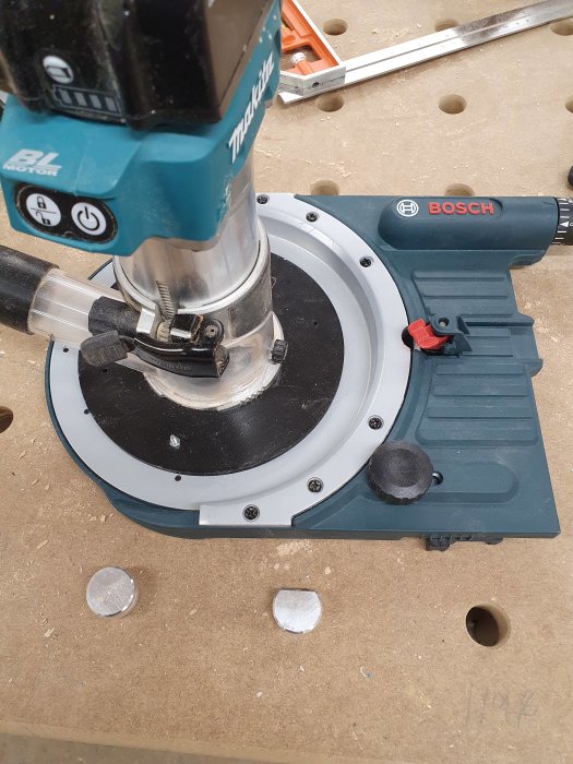 Makita trimrouter monterad på en Bosch cirkeljigg med 3D-printade komponenter på en arbetsbänk.