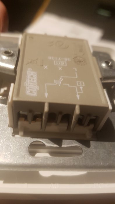 Närbild på en ny enpolig brytare från Clas Ohlson med tekniska specifikationer.