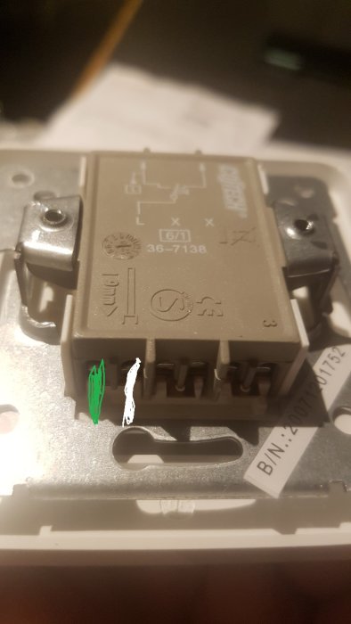 Elektrisk installation med en kabel ansluten felaktigt till en elektrisk kopplingsdosa.