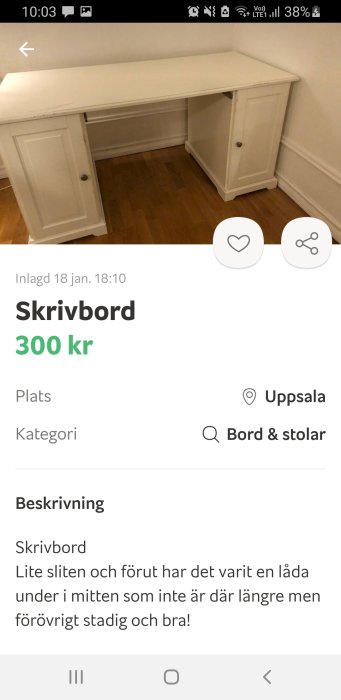 Vit hörnskrivbord utan låda i mitten, placerad i ett rum med trägolv.