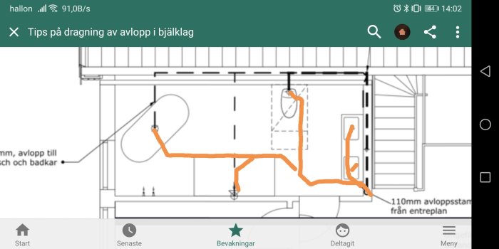 Ritning av ett bjälklag med föreslagna orangea avloppsrördragningar markerade över planlösningen.