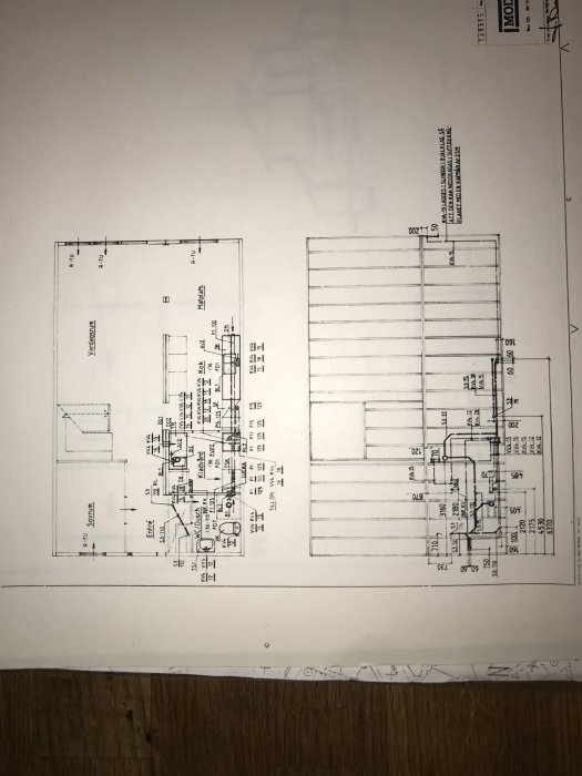 Originalritning av ett hus planlösning med markerade gråa väggar och noteringar om bjälklag, för diskussion om bärighet.