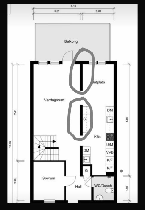 Planritning av radhus från 1984 med markerade potentiellt bärande väggar i vardagsrum och kök.