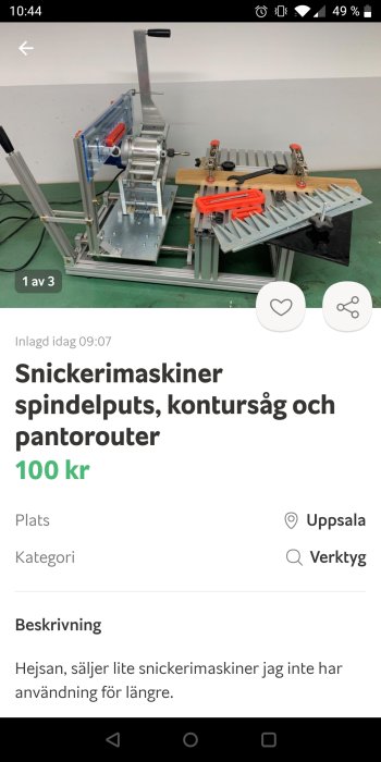 Pantorouter för träbearbetning med justerbara spakar och klämfästen på arbetsbänk.