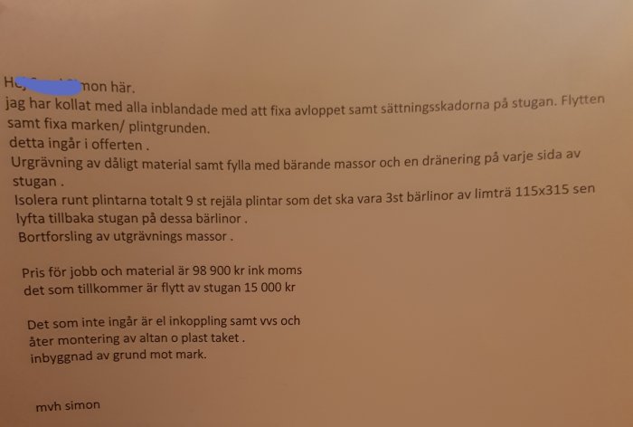 Bild på en skriftlig offert för att rätta upp och renovera en stuga, med kostnadsdetaljer och arbetsbeskrivning.