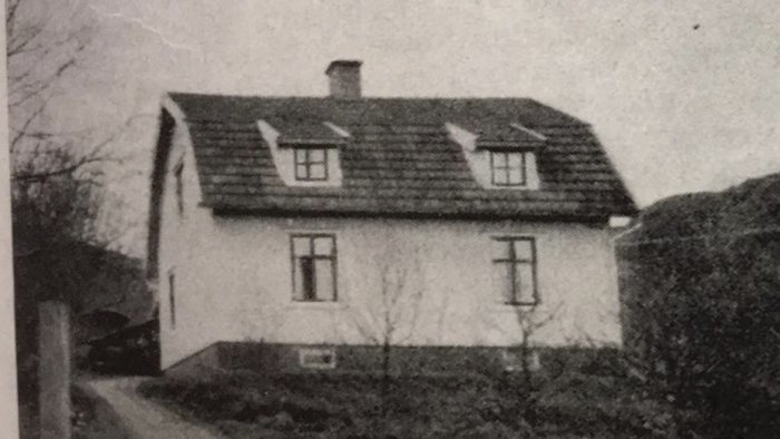 Svartvit bild av ett renoverat hus från 1930-talet med särdrag som hattlockläkt.