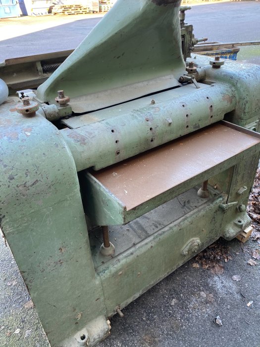 Äldre grönmålad planhyvel av märket Jonsered som kan ta 800mm breda material.