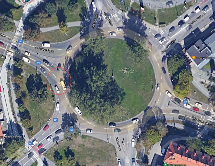 Satellitbild av Brommaplansrondellen med fordon och speciell markering vid infarten från Bergslagsvägen.