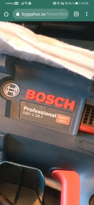 Delvis bild på en Bosch Professional GBH 2-28 F borrmaskin.