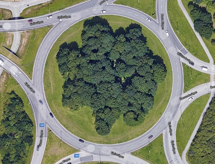 Flygfoto över cirkulationsplats i Lund med tydliga vägmarkeringar och riktningsskyltar.