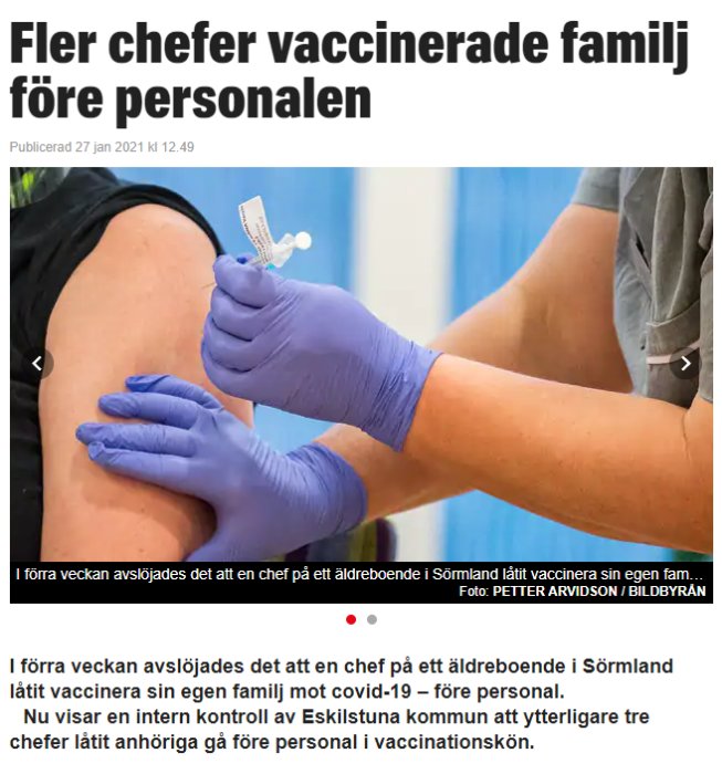 Vaccinering mot covid-19, person får spruta i överarmen av vårdpersonal med blå handskar.