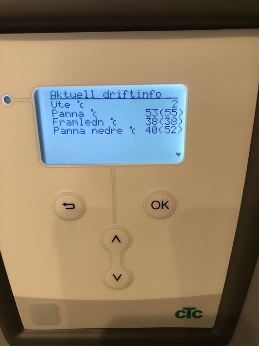 Display på CTC EcoEl visar driftinformation för varmvatten och uppvärmning.