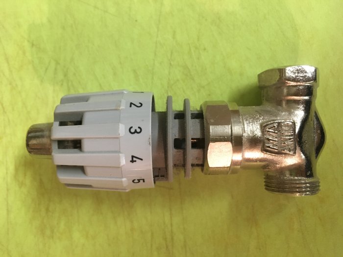 Oanvänd MMA AN10 termostatventil för vattenradiator med skalan 1-5, på gul bakgrund.