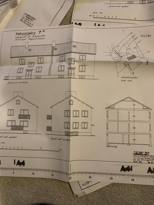 Arkitektritningar av ett byggnadsprojekt med olika fasadvyer och situationsplan.