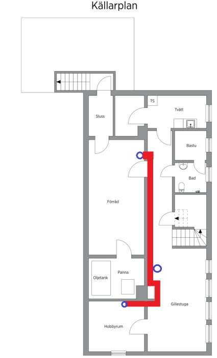 Ritning av källarplan med markerade ventilationssystem, blåa cirklar för tilluft och röda linjer för spirorör.