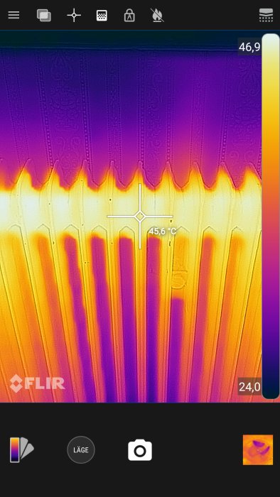 Termografisk bild av en radiator som visar värmefördelning med en FLIR-kamera.