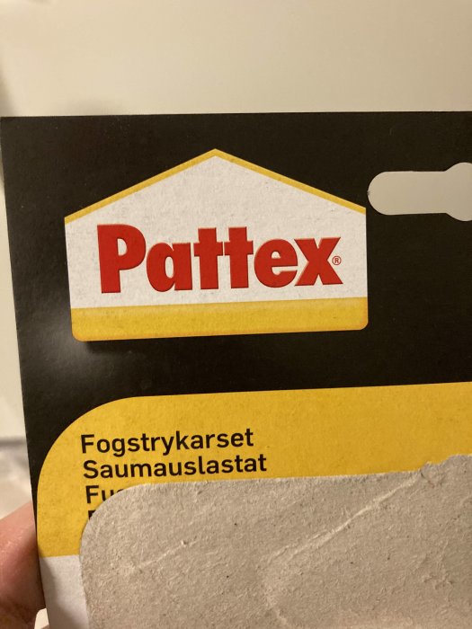 Förpackning av Pattex fogstrykarsats mot ljus bakgrund.