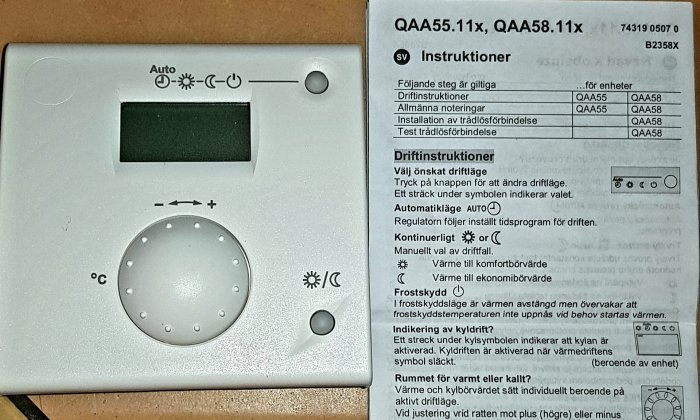 Nyinköpt termostat med instruktionsmanual synlig på en kartong.