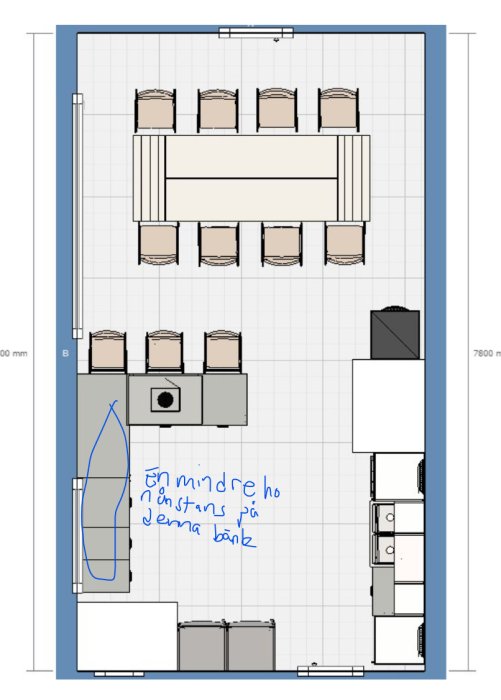 Ritning av kökslayout med bord och stolar, köksö, spis och utslagsho markerad med blått.