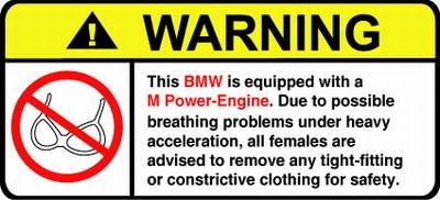 Warning-dekal för BMW M5 som varnar för andningssvårigheter vid kraftig acceleration.