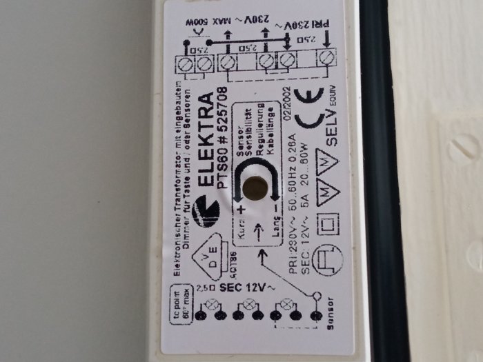 Typskylt på en elektronisk transformator för halogenlampor.