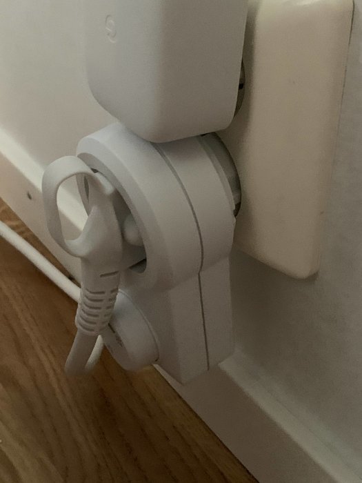 Dimmerinsats instucken i vägguttag med anslutet grenuttag för flera lampor.