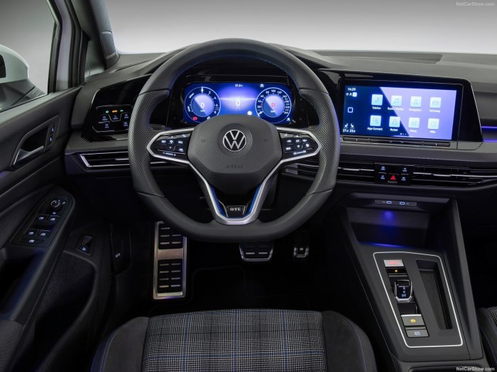 Interiör av Golf GTE 2021 med ratt, instrumentpanel och pekskärm.