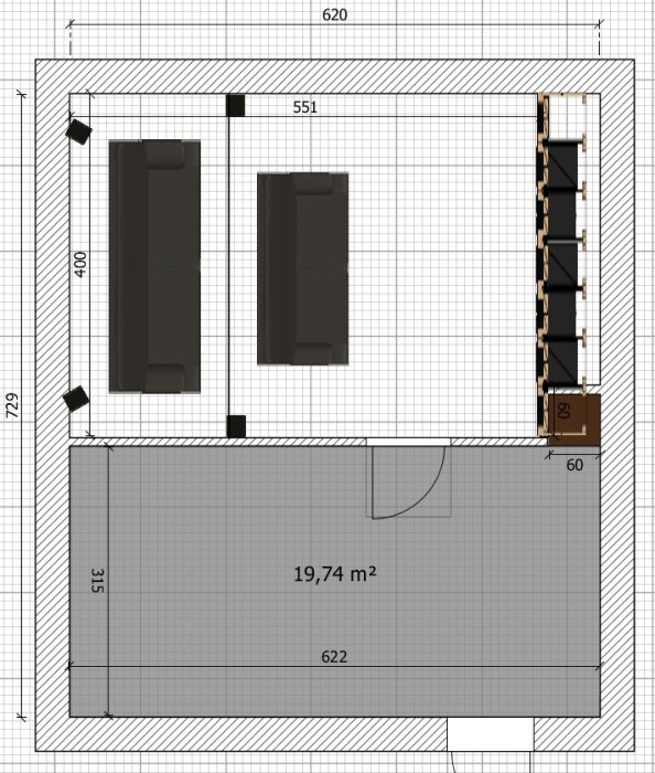 Ritning av ett hemmabiorum på 4x5,5m med positionering av soffor och sidohögtalare mellan stolsrader.