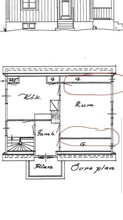 Ritning av 1930-talshus med övre plan, markerade kattvindar och rumslayout.