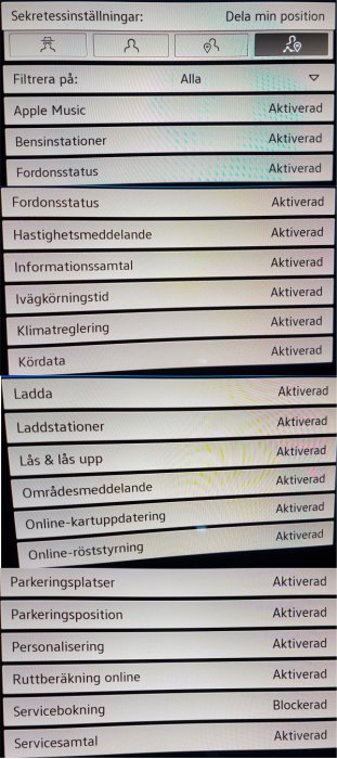 Skärmbild från bilens systeminställningar visar olika tjänster som är 'Aktiverad', utom 'Servicebokning' som är 'Blockerad'.