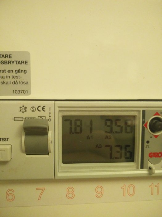 Elektrisk mätare visar strömförbrukning på tre faser med värden A1: 7.81, A2: 9.56, A3: 7.36.