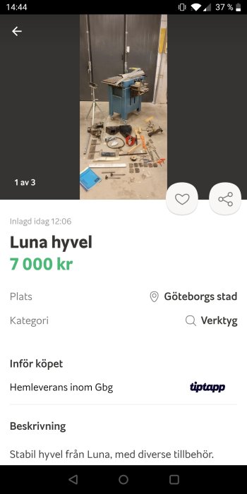 Blå Luna hyvelmaskin och tillbehör inklusive långhålsborr uppradade på ett verkstadsgolv.