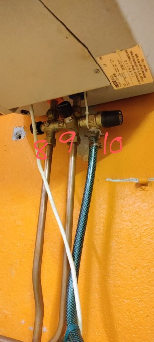 Värmesystem i källare med delade ledningar och märkta brytare för felsökning.