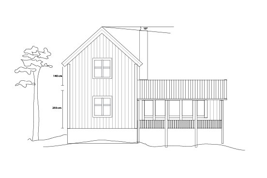 Skiss av ett fritidshus med måttangivelser, inklusive en skorsten som sträcker sig över taket med en vinkel på 10 grader mot nocken.