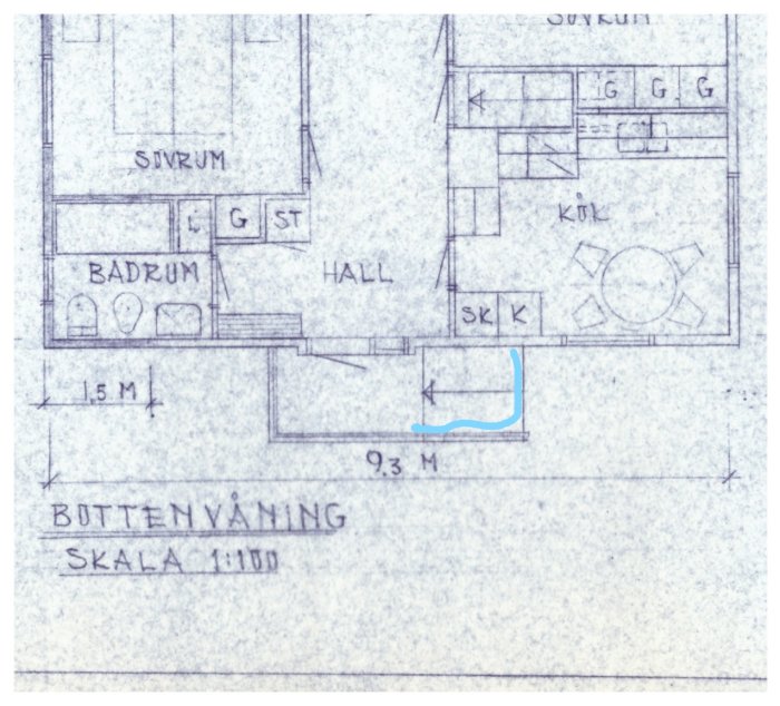 Blåmarkerade fuktområden på en ritning av bottenplan i ett hus, planerad plats för bastu under trappa.