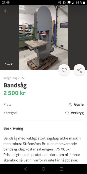 Äldre vertikal bandsåg på pall i ett verkstadsutrymme till salu för 2500 kr.