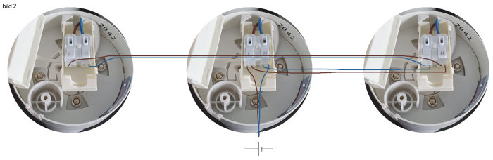 Elektrisk anslutning av kablar med olika kopplingar i tre separata ljusarmaturer.