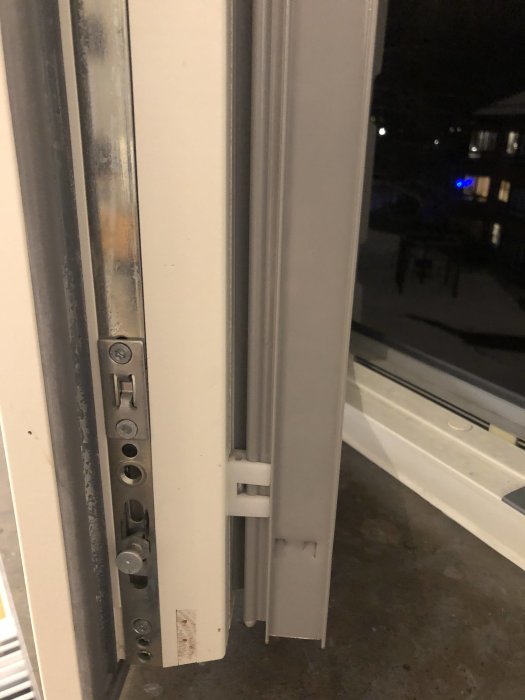 Närbild på en öppen fönsterkarm med synlig springa mellan tätningarna.