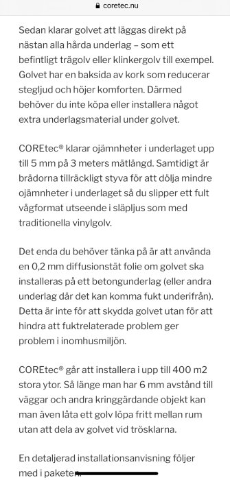 Skärmbild av en text från en tillverkares hemsida som rör installation av vinylgolv över betongunderlag.