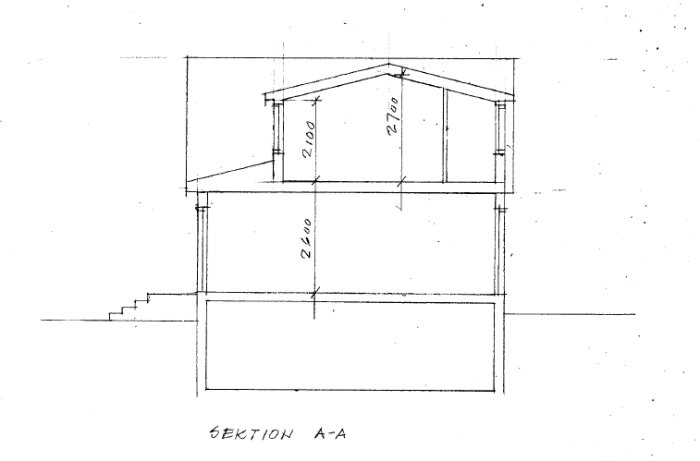 Arkitektritning av en sektion A-A för en övervåning med måttangivelser.