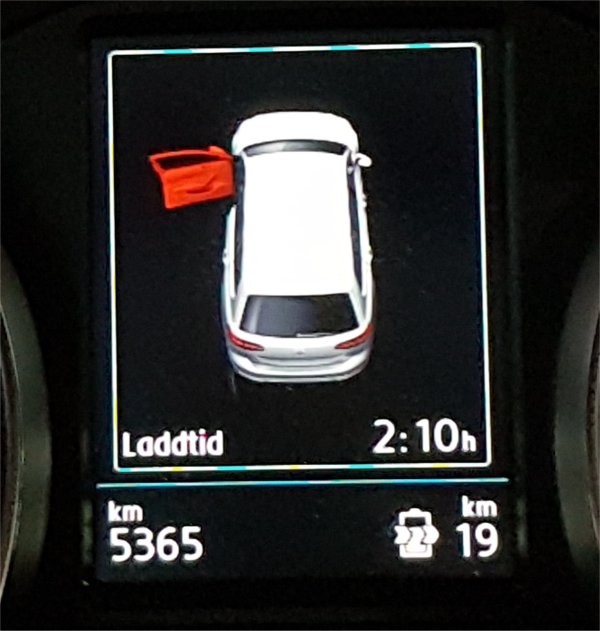 Elbil kopplad till laddkabel med laddtid 2:10h och miljödata på displayen.