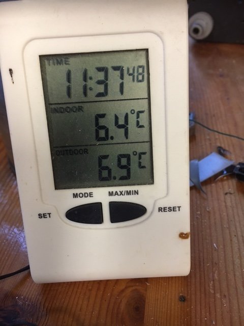 Digital termometer visar inomhus- och utomhustemperatur, 6,4°C inomhus och 6,9°C utomhus.