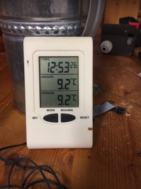 Termometer som visar samma temperatur inne och ute, 9.2°C, på en verkstadsbänk.