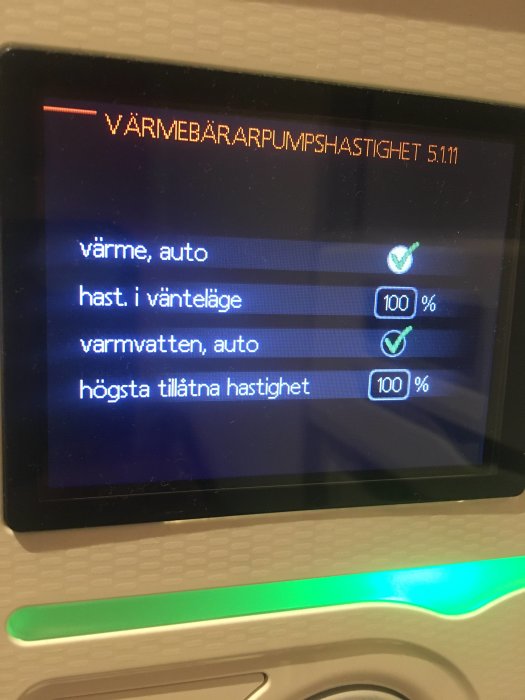 Display på värmepump som visar inställningar för pumpens hastighet och värme, med 100 % markerat.