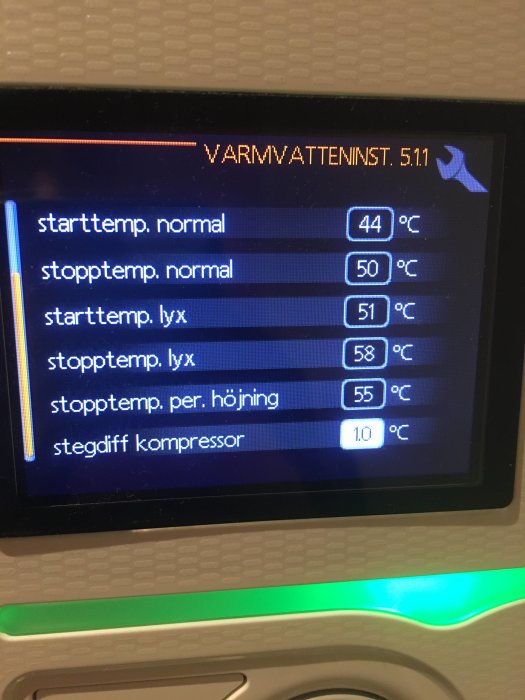 Digital display av en varmvattenberedares inställningar med temperaturvärden på svenska.