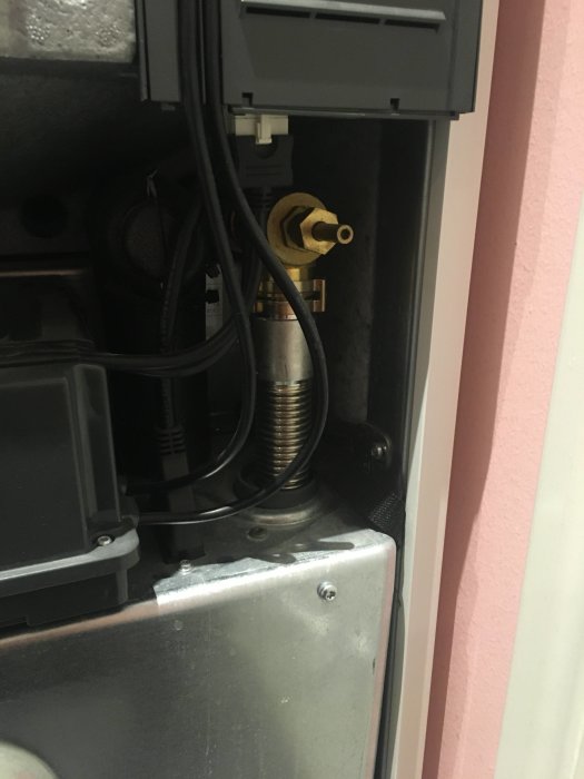 VVS-detaljer inuti skåp: kopparledningar, ventil och sladdar, med fråga om luftning.