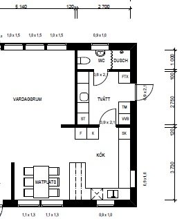 Ritning av husplan med kökshalvö markerad som en del av en öppen planlösning.