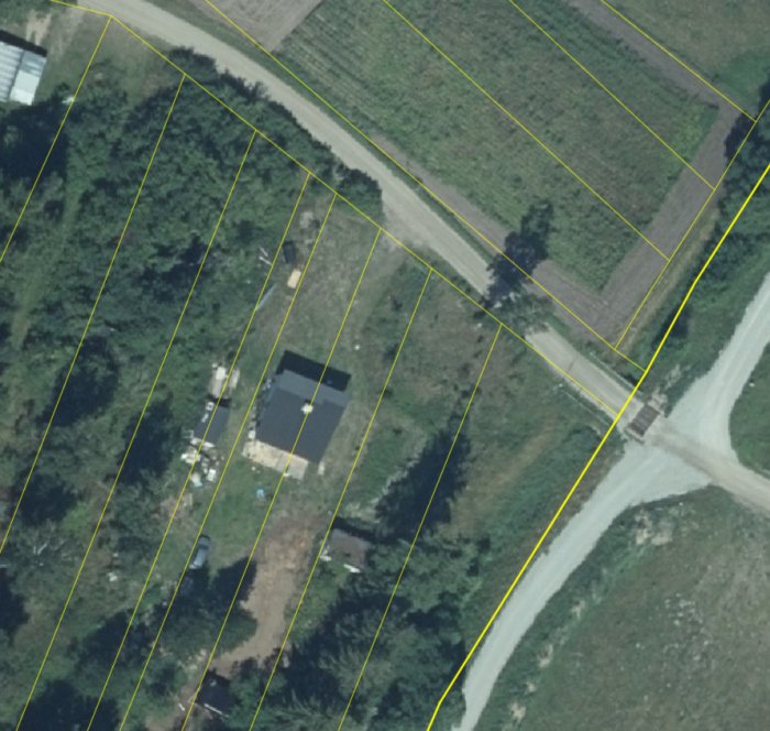 Flygbild över fastighet med ett hus, grenser markerade, diskussion om elnätsanslutning.